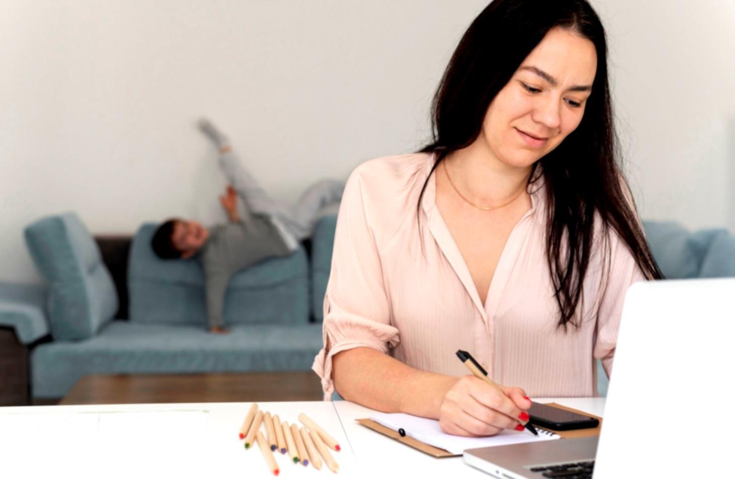 Profesional trabajando con análisis financiero detallado